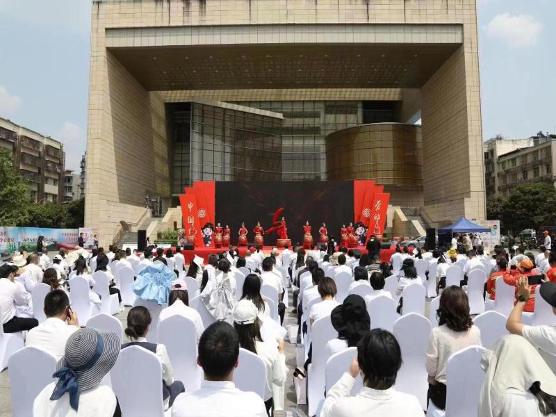 致敬奮斗者 江油市總工會舉行73周年慶典暨IP形象——“工小白”發布活動